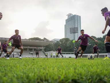 Pemain Timnas Indonesia U-23 melakukan latihan untuk persiapan SEA Games 2021 di Stadion Madya, Senayan, Jakarta, Selasa (12/04/2022) sore WIB. Skuat Garuda Muda rencananya akan berlaga di Hanoi pada 6-22 Mei 2022. (Bola.com/Bagaskara Lazuardi)