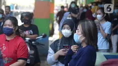 Ekspresi para pedagang pasar inpres Pasar Minggu pasca kebakaran blok C di Jakarta, Selasa (13/4/2021). Aktivitas perdagangan di Pasar Minggu untuk sementara waktu dihentikan akibat musibah kebakaran. (merdeka.com/Imam Buhori)