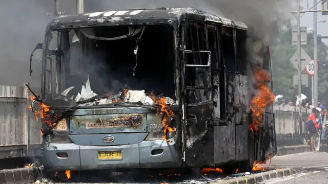 Bus Transjakarta Terbakar di Pasar Rumput