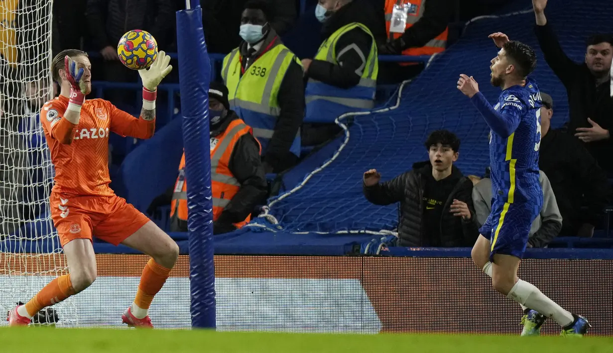 Lima menit berselang, lagi-lagi Chelsea mendapat peluang yang kembali mampu dipatahkan Jordan Pickford. Kali ini giliran percobaan Jorginho dari jarak dekat yang mampu dibendung. (AP/Alastair Grant)