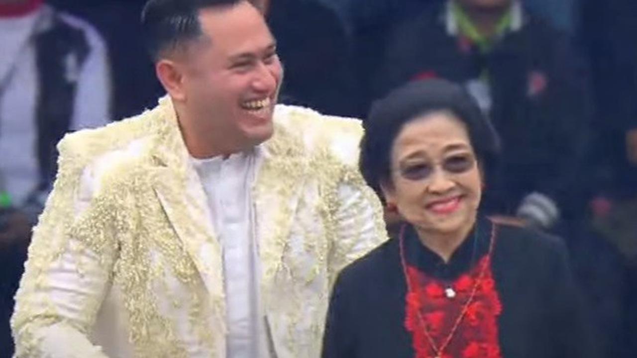 Semangat massa pendukung Ganjar pun turut membara, ketika Megawati dan Puan mulai bernyanyi dengan King Nassar.<br>