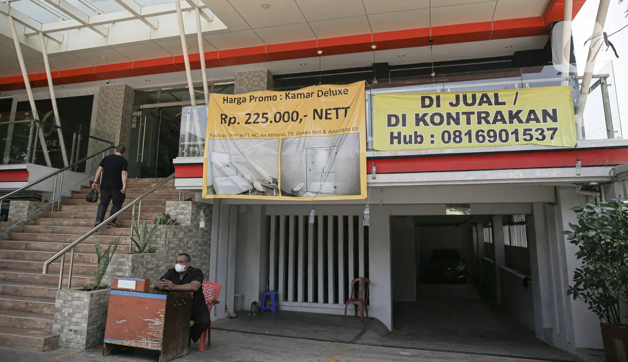 Petugas keamanan berjaga di salah satu hotel yang dijual di kawasan Jakarta, Selasa (28/9/2021). Badan Pimpinan Daerah (BPD) Perhimpunan Hotel dan Restoran Indonesia (PHRI) mengatakan selama pandemi Covid-19 kondisi industri sektor perhotelan kian memprihatinkan. (Liputan6.com/Faizal Fanani)