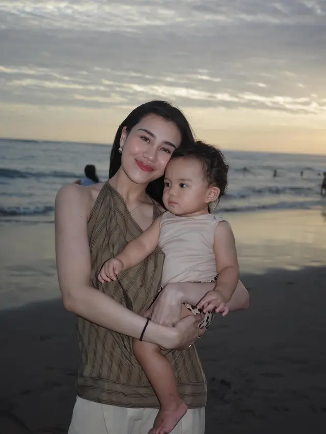 Outfit Tanpa Lengan Aaliyah Massaid Saat Liburan di Bali, Harganya Mulai Rp650 Ribuan hingga Rp8 Jutaan Bisa Jadi Inspirasi Cuaca Panas