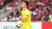 Aksi kiper Timnas Indonesia, Nadeo Argawinata saat menghadapi Thailand dalam laga matchday ketiga Grup A Piala AFF 2022 di Stadion Utama Gelora Bung Karno, Senayan, Jakarta, Kamis (29/12/2022) sore WIB. (Bola.com/Abdul Aziz)