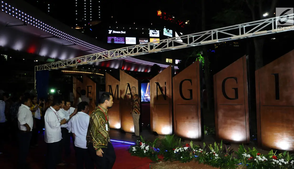 Warga melihat Tugu Semanggi usai peresmian Simpang Susun Semanggi di Jakarta, Kamis (17/8). Ditemani Gubernur DKI Jakarta Djarot Saiful Hidayat, Presiden Jokowi meresmikan Simpang Susun Semanggi. (Liputan6.com/Helmi Fithriansyah)