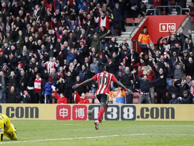 Pemain Southampton, Sadio Mane merayakan golnya ke gawang Liverpool pada lanjutan liga Inggris pekan ke-31 di Stadion St Mary, Southampton, Minggu (20/3/2016) WIB. (AFP/Adrian Dennis)