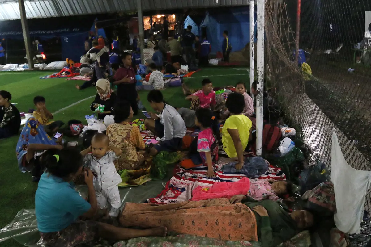 Pengungsi Tsunami Anyer di Lapangan Futsal