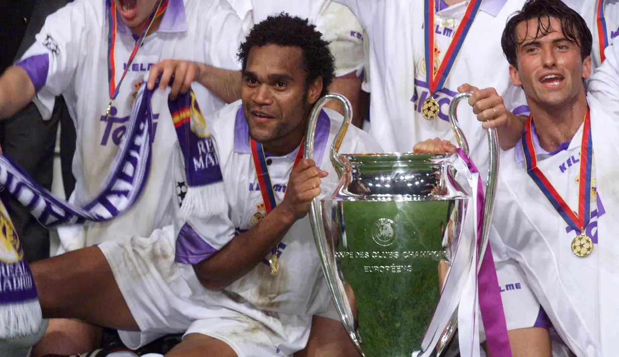 Empat tahun sebelum Carlos, prestasi serupa diukir Christian Karembeu. Bersama Real Madrid, dia mencicipi gelar juara Liga Champions 1997/1998. (AFP/Jacques Demarthon)