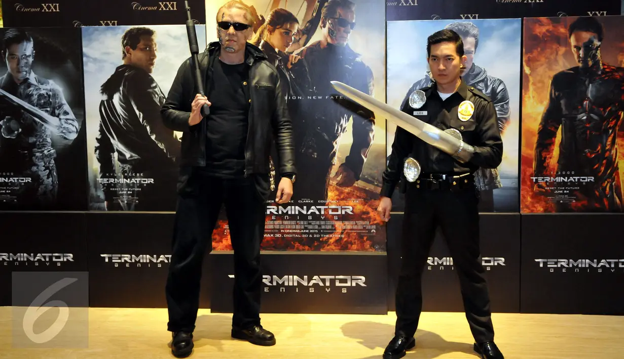 Peserta Cinemaholic bergaya di photo booth jelang menyaksikan film Terminator Genisys di Gandaria City XXI, Jakarta, Rabu (24/6/2015). Terminator Genisys' menceritakan tentang kehidupan di tahun 2029.(Liputan6.com/Panji Diksana)