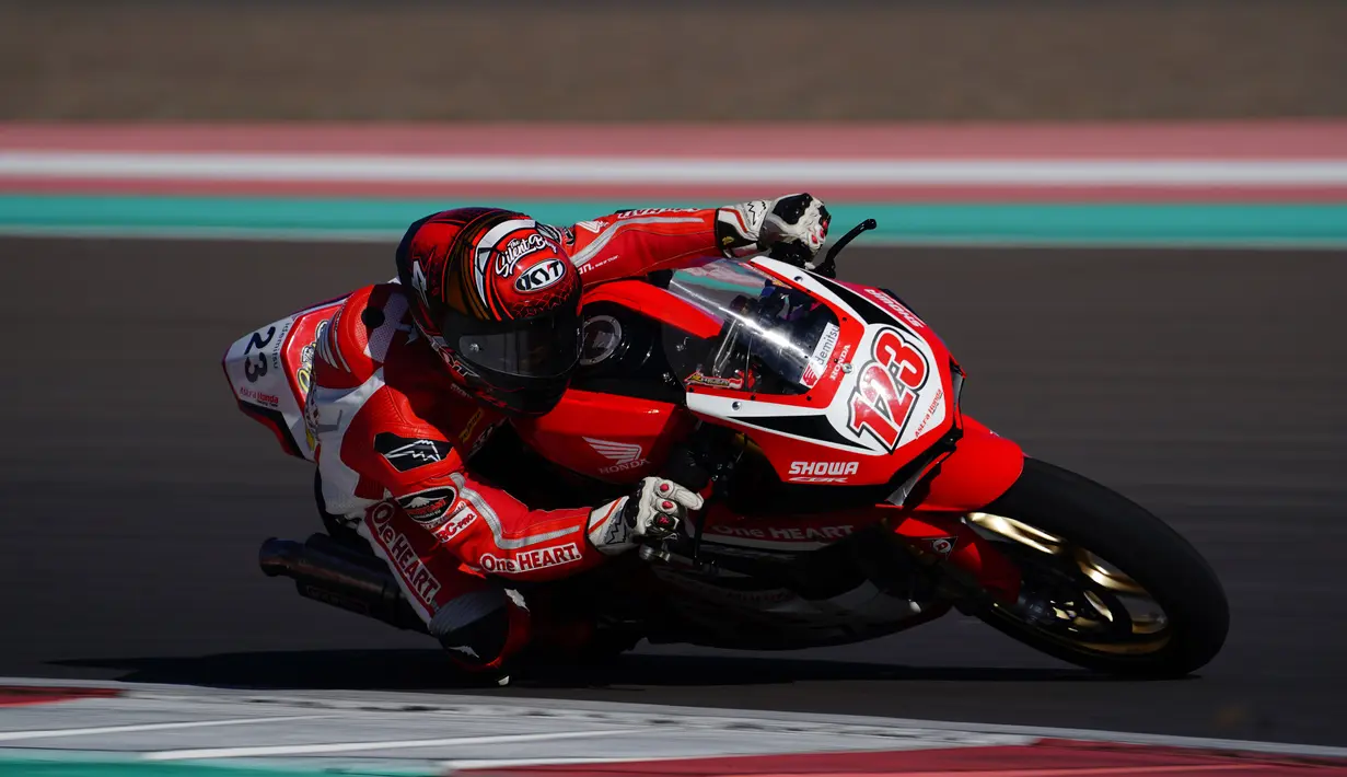 Pembalap Astra Honda Racing Team, Rheza Danica Ahrens, memacu motor Honda CBR 250 RR dalam sesi latihan bebas hari pertama seri Asia Road Racing Championship (ARRC) 2023 kelas AP250  di Sirkuit Mandalika, Lombok, Jumat (11/08/2023). Di latihan bebas kedua ia melorot ke posisi dua, namun di latihan bebas ketiga Rheza Danica Ahrens mampu kembali merebut posisi terdepan setelah mencatatkan waktu 1 menit 47.149 detik. (Dok. AHRT)