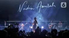 Penyanyi yang juga penulis lagu, Nadin Amizah saat tampil pada hari kedua gelaran KapanLagi Buka Bareng BRI Festival 2025 di Plaza Parkir Timur Gelora Bung Karno, Senayan, Jakarta, Minggu (16/3/2025). (Liputan6.com/Angga Yuniar)