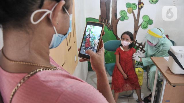 Antusias Anak Sekolah Ikut Imunisasi DT