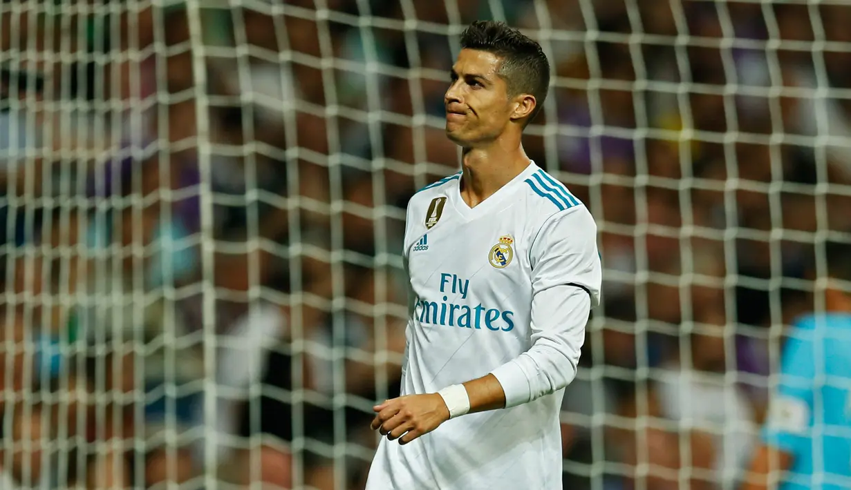 Penyerang Real Madrid, Cristiano Ronaldo meringis seusai kehilangan satu gol pada laga pekan lima La Liga melawan Real Betis di Santiago Bernabeu, Rabu (20/9). Real Madrid di luar dugaan dipermalukan Real Betis 0-1. (AP Photo/Francisco Seco)