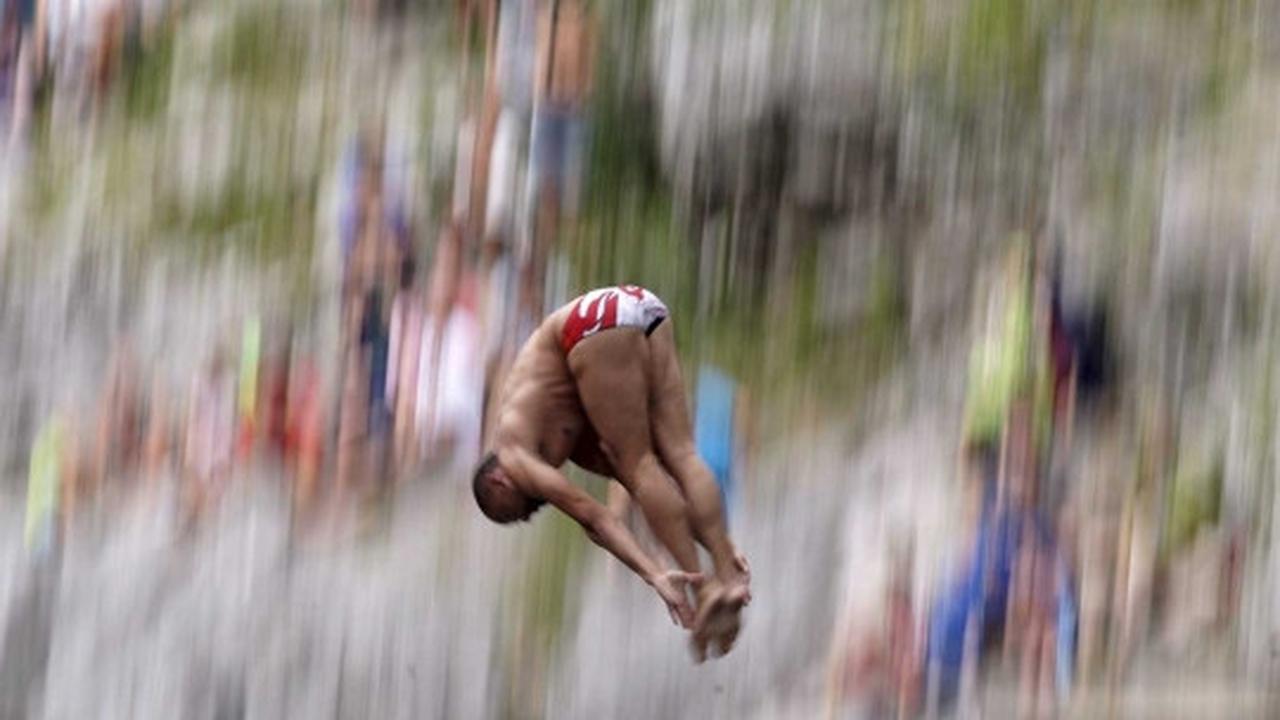 Bergaya "Superman" terjun bebas di Kanal ob Soci