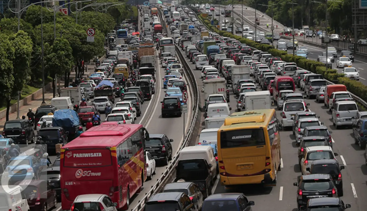 Ratusan kendaraan terjebak kemacetan di tol dalam kota, Jakarta, Kamis (24/12/2015). Libur panjang Natal dan tahun baru yang dimulai hari ini membuat lalu lintas di Jakarta dan sekitarnya terpantau padat. (Liputan6.com/Angga Yuniar)