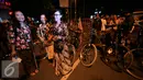 Sejumlah warga mengikuti Malam Peringatan Hari Kartini di Jl Malioboro, Yogyakarta, Rabu (20/4). Acara tersebut diramaikan dengan pawai keliling sepeda onthel. (Liputan6.com/Boy Harjanto)