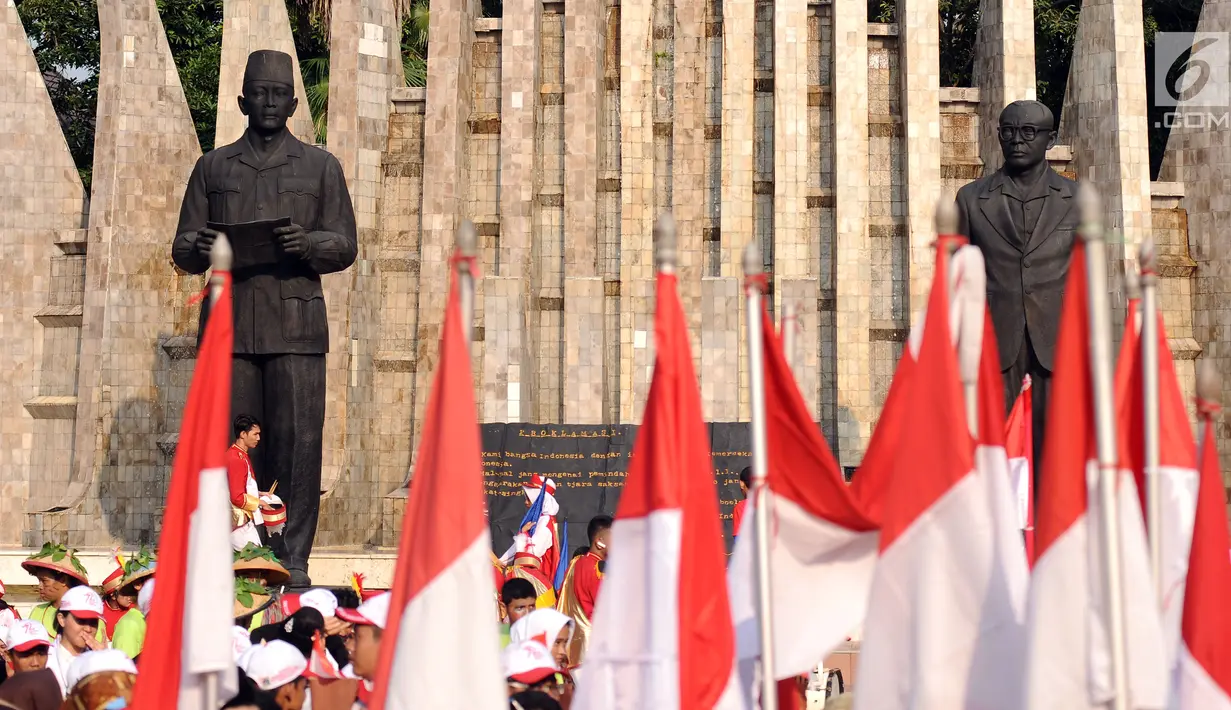 Bendera Merah Putih berkibar di depan tugu Proklamator, Jakarta, Rabu (16/8). Jelang perayaan HUT RI ke-72, ratusan pelajar melakukan napak tilas perjuangan kemerdekaan. (Liputan6.com/Helmi Fithriansyah) 