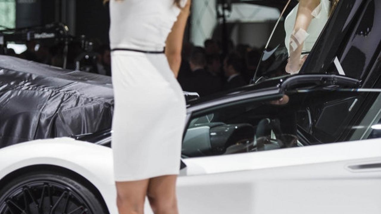Deretan model cantik dan seksi pemanis Frankfurt Motor Show