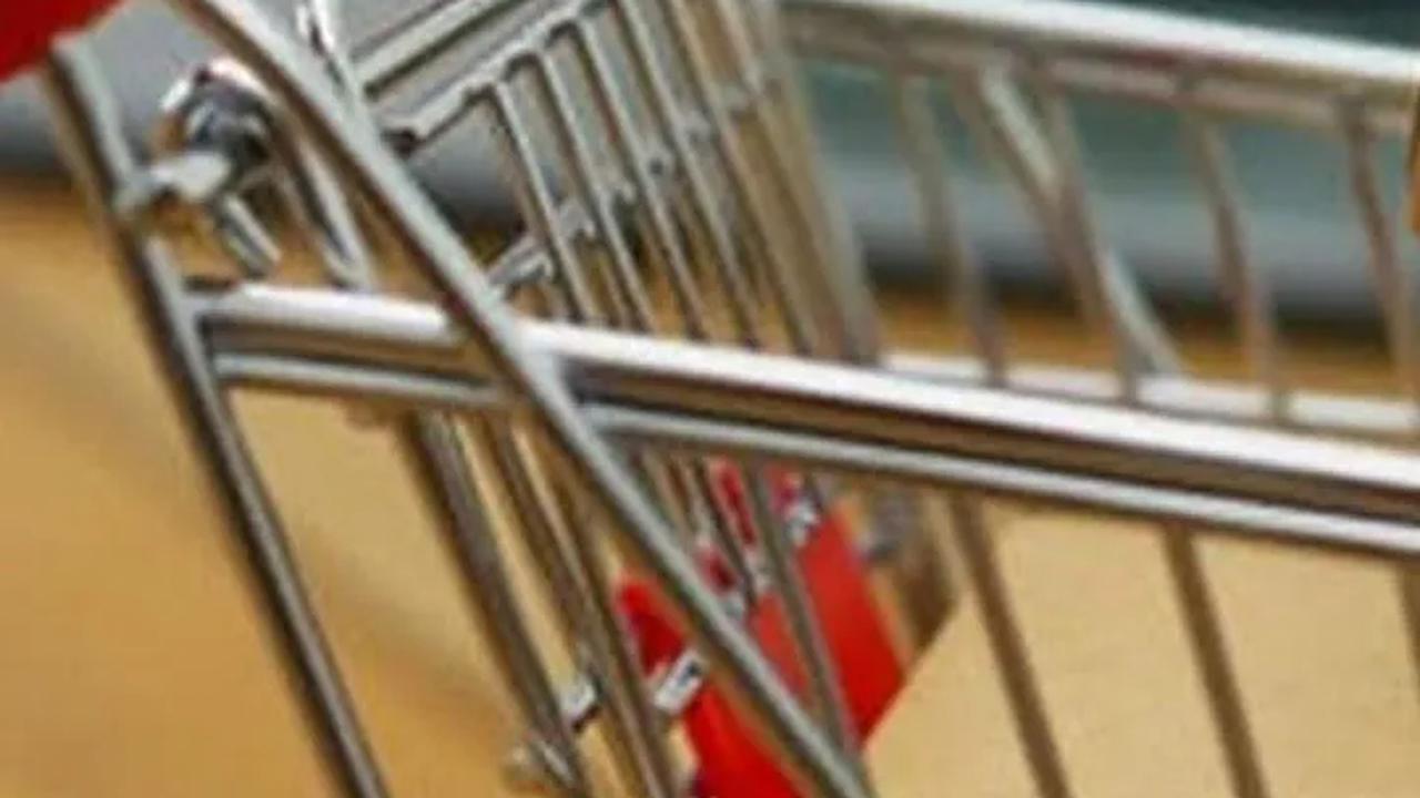 "Pada prinsipnya barang-barang lokal kan sudah bagus semua ya, tinggal bagaimana kita mengajak konsumen Indonesia untuk yuk kita sama-sama beli dan pakai produk-produk dalam negeri," ucapnya.&nbsp;<br>