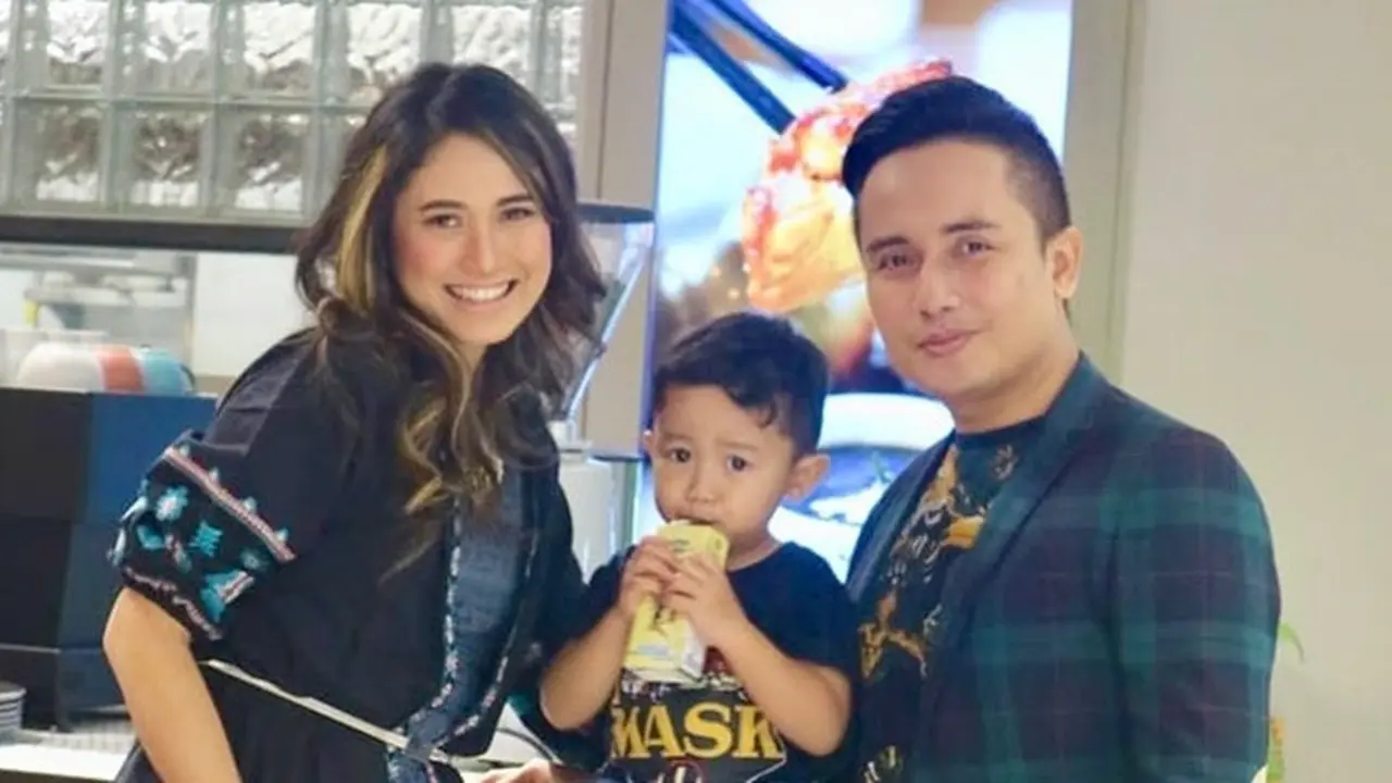 6 Potret Denny Darko Bareng Keluarganya yang Selalu Tampil Harmonis