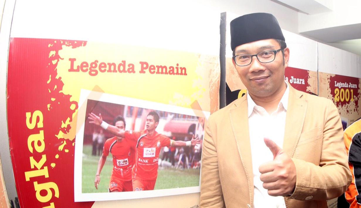 Walikota Bandung, Ridwan Kamil, berpose di depan galeri legenda di kantor Persija di komplek SUGBK, Jakarta, Jumat (16/10/2015). (Bola.com/Nicklas Hanoatubun)