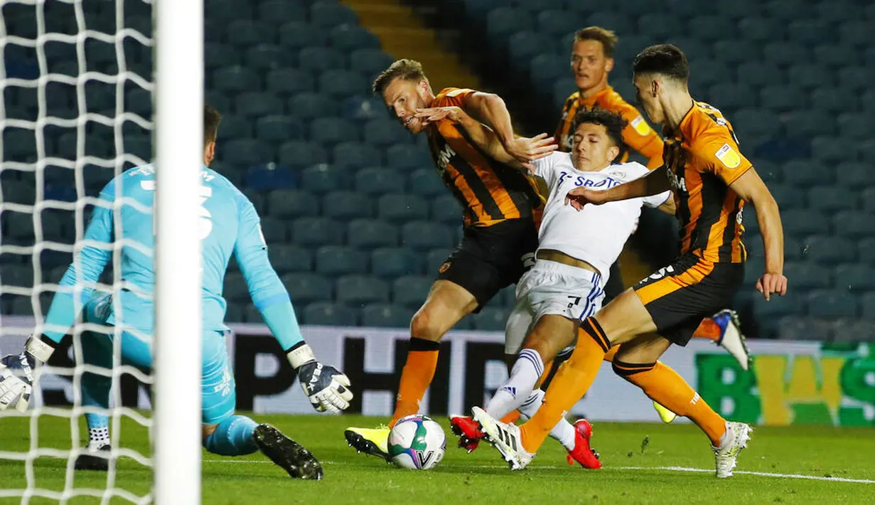 Pemain Leeds United, Ian Poveda, dihadang pemain Hull City pada laga Piala Liga Inggris di Ellan Road, Kamis (17/9/2020). Hull City menang adu penalti dengan skor 9-8. (Phil Noble/Pool via AP)