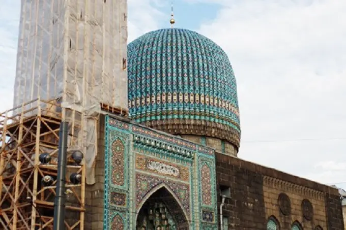 Juni 2014, kedua menara masjid ini sedang direnovasi (RBTH)