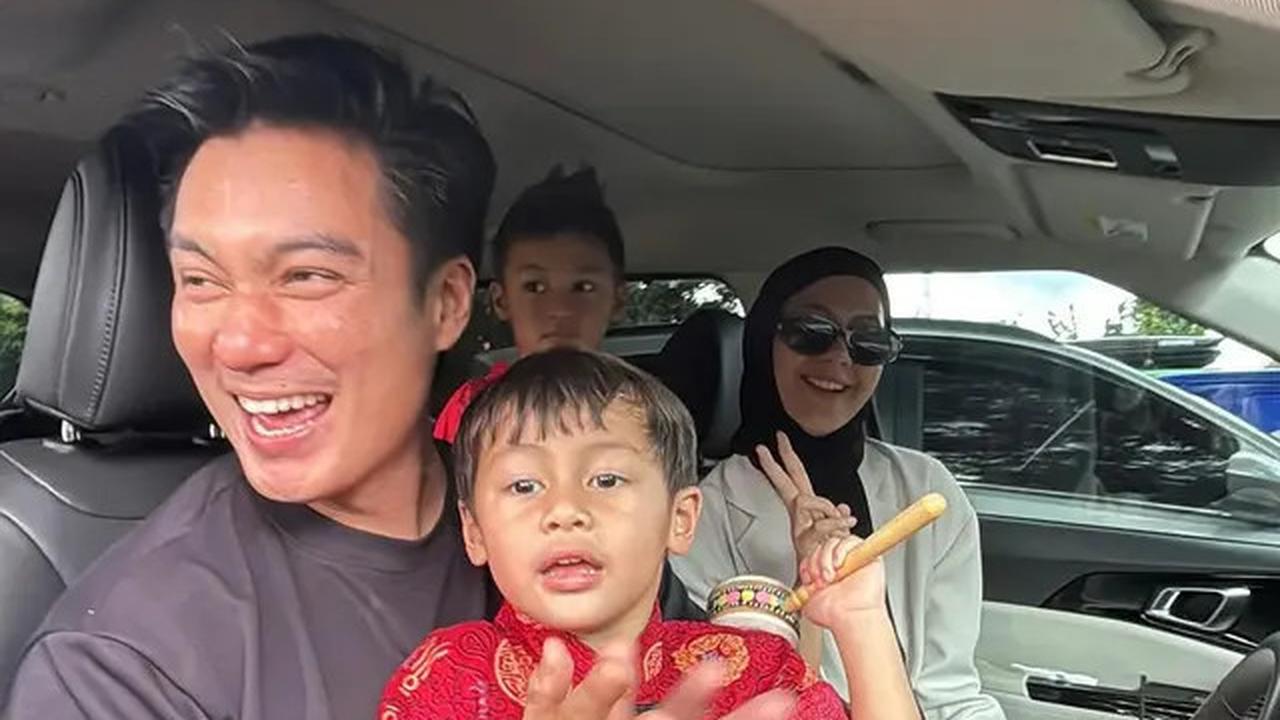 Masih Proses Cerai, Ini 6 Potret Baim Wong dan Paula Kompak Urus Anak di Hari Imlek