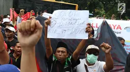 Sejumlah demonstran membawa poster saat menggelar aksi di depan Kantor Kementrian Perhubungan, Jakarta Pusat, Senin (29/1). Permenhub tersebut  soal Kendaraan Bermotor Umum Tidak Dalam Trayek. (Liputan6.com/Angga Yuniar)