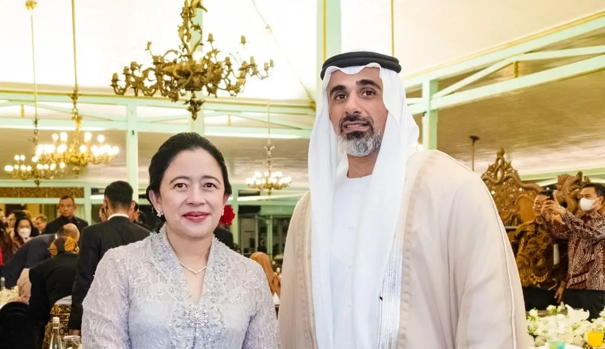 Puan Maharani di acara pernikahan Kaesang Pangarep dan Erina Gudono. Ia mengenakan kebaya abu-abu, dipadukan kain batik cokelat kehitaman, serta membawa clutch abu-abu yang serasi. [Foto: Instagram/puanmaharaniri]