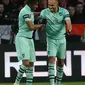 Gelandang Arsenal Alex, Iwobi (kiri) berselebrasi dengan rekannya usai mencetak gol ke gawang Rennes pada pertandingan leg pertama babak 16 besar Liga Europa di Roazhon Park, Prancis (7/3). Rennes menang telak 3-1 atas Arsenal. (AP Photo/David Vincent)