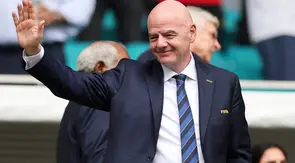 Gianni Infantino, Presiden FIFA, melambaikan tangan kepada penonton sebelum pertandingan babak 16 besar Piala Dunia Antarklub 2025 antara CR Flamengo dan FC Bayern M&uuml;nchen di Hard Rock Stadium pada 29 Juni 2025 di Miami Gardens, Florida. (Michael Reaves/Getty Images via AFP)