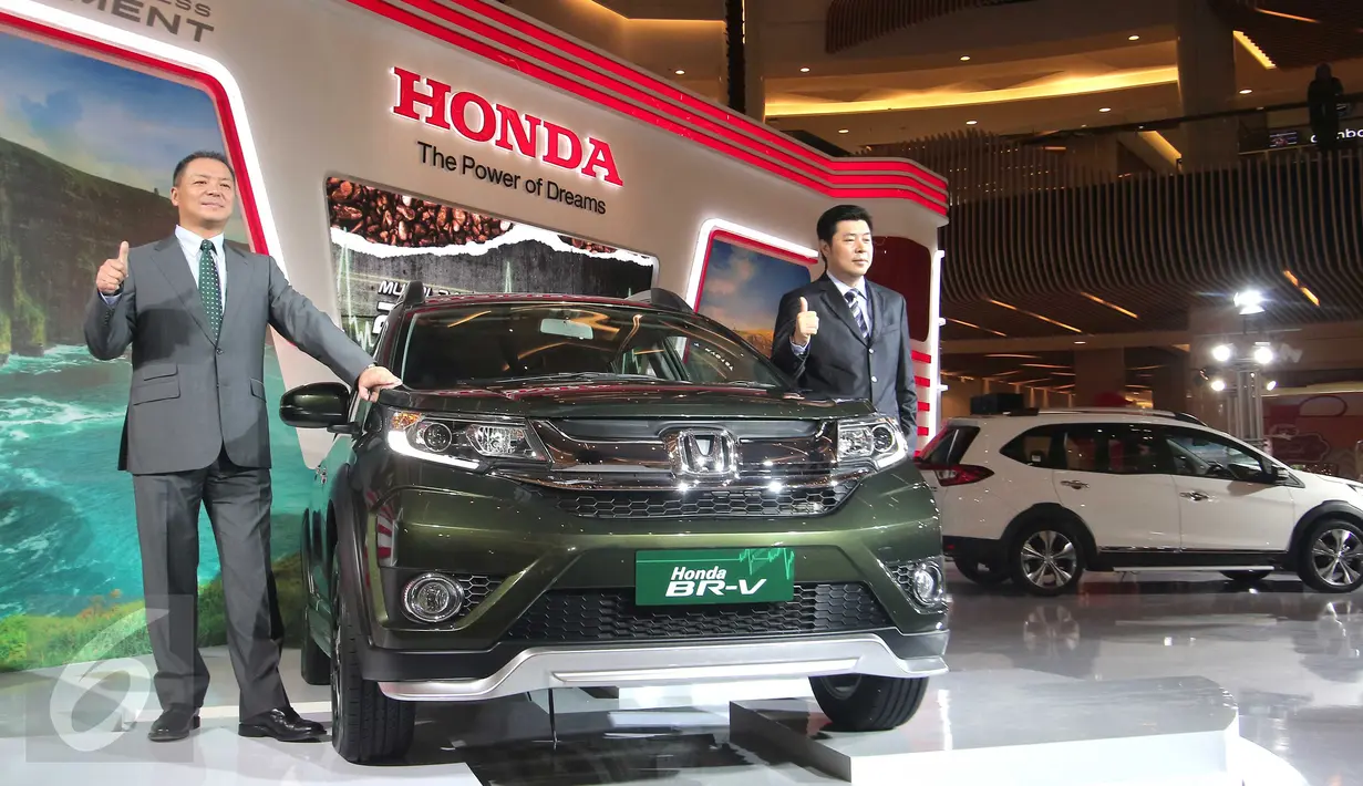  Presiden Direktur PT Honda Prospect Motor (HPM), Tomoki Uchida (kiri) bersama Marketing & Aftersales Service Director PT HPM Jonfis Fandy, saat mengumumkan harga resmi Honda BR-V di Jakarta. Rabu (2/12).(Liputan6.com/Angga Yuniar)