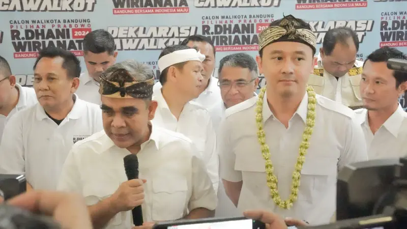 Sekretaris Jenderal Partai Gerindra Ahmad Muzani bersama Ridwan Dhani, bakal calon wali kota Bandung.