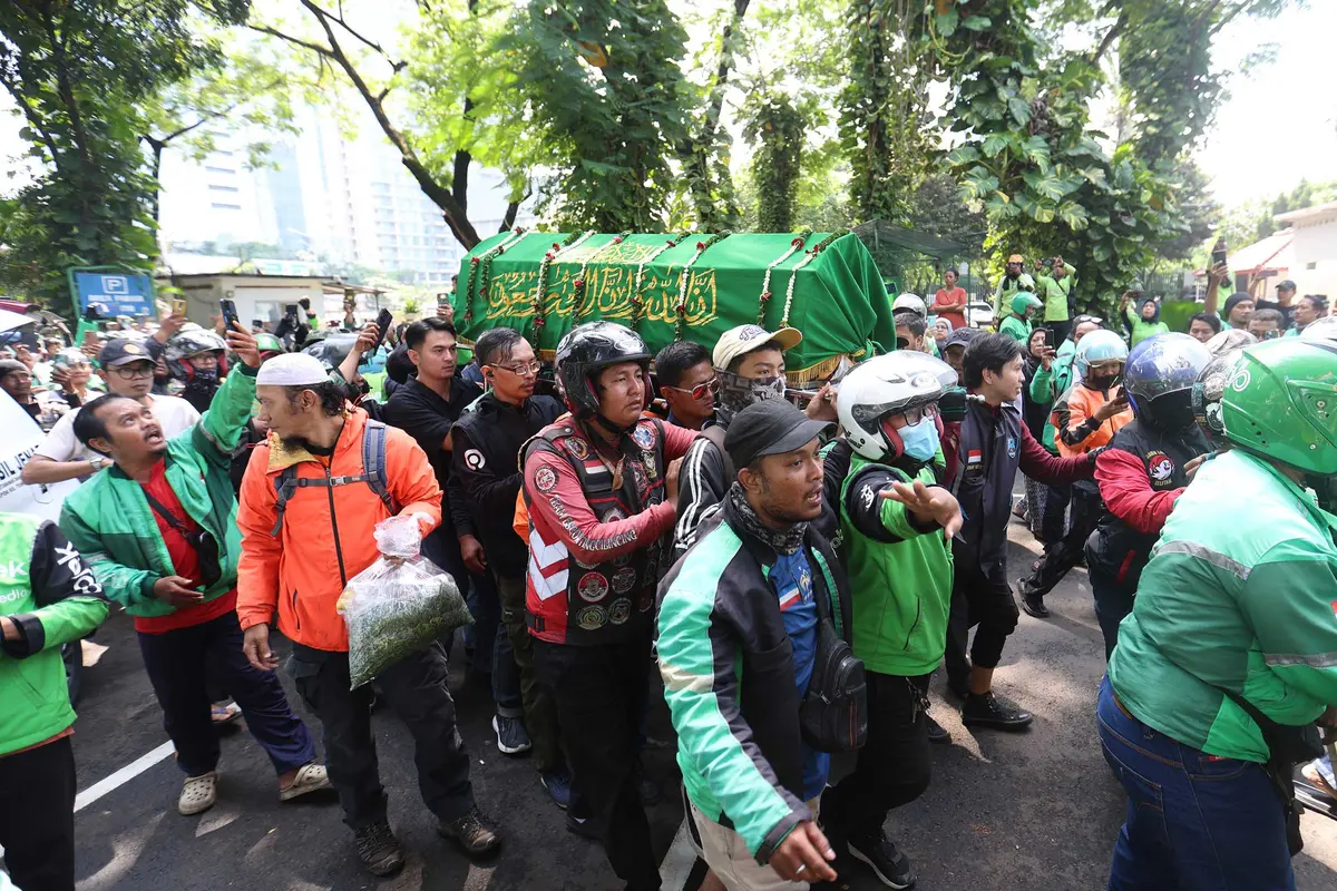 Ribuan Ojol Iringi Pemakaman Affan Kurniawan di TPU Karet Bivak