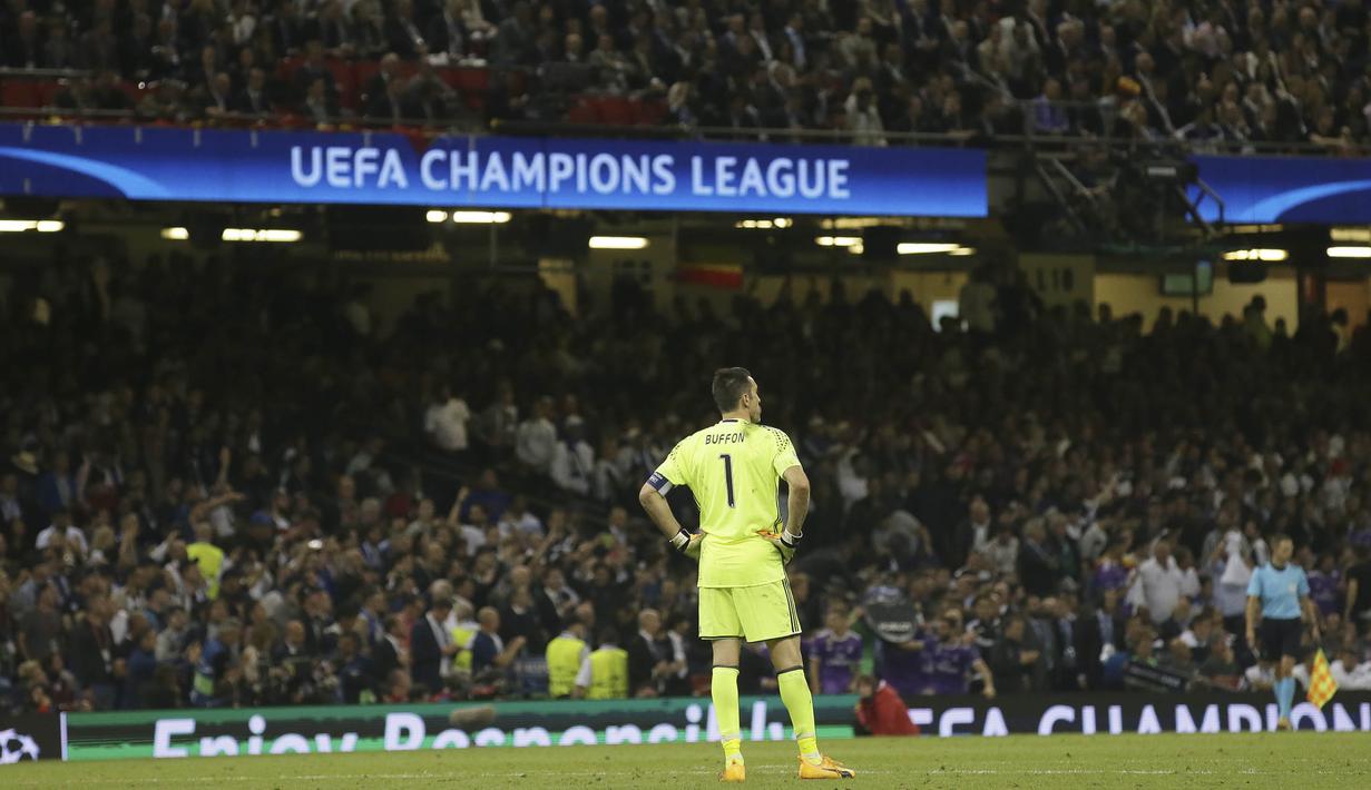 Kiper Juventus, Gianluigi Buffon, tampak sedih usai menelan kekalahan dari Real Madrid pada laga final Liga Champions di Stadion Millennium, Sabtu (3/6/2017). Juventus kalah 1-4 dari Real Madrid. (AP/Tim Ireland)