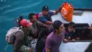 Penduduk Pulau Sebuku menunggu proses evakuasi sebelum menaiki kapal TNI Angkatan Laut dari rumah mereka yang terkena dampak tsunami di perairan Selat Sunda (28/12). (AP Photo/Fauzy Chaniago)