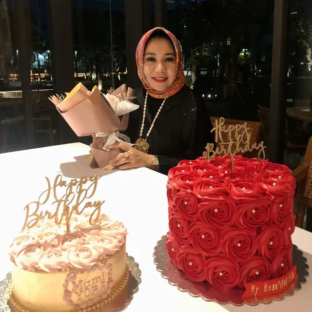 7 Potret Yora Febrina, Ibunda Nikita Willy yang Modis dan Awet Muda