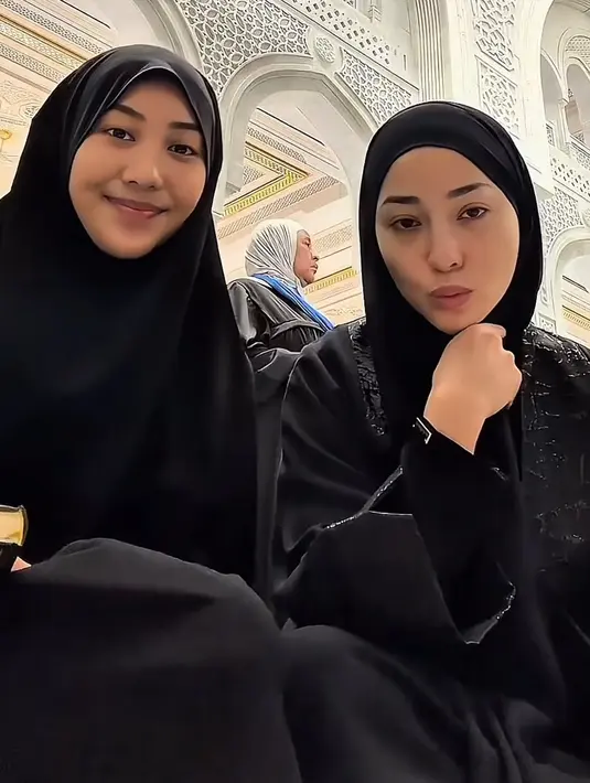 Keduanya pun kompak mengenakan kerudung dan abaya warna hitam. Tampak Niki mengenakan outer dihiasi beads. [@nonawilly]