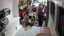 Sejumlah tenaga medis membawa atlet Asian Games 2018 ke dalam mobil ambulan selama simulasi penanganan cedera di Kantor Kemenkes, Jakarta, Rabu (4/4). Simulasi ini melibatkan sejumlah dokter, perawat, dan fisioterapis.  (Liputan6.com/Arya Manggala)