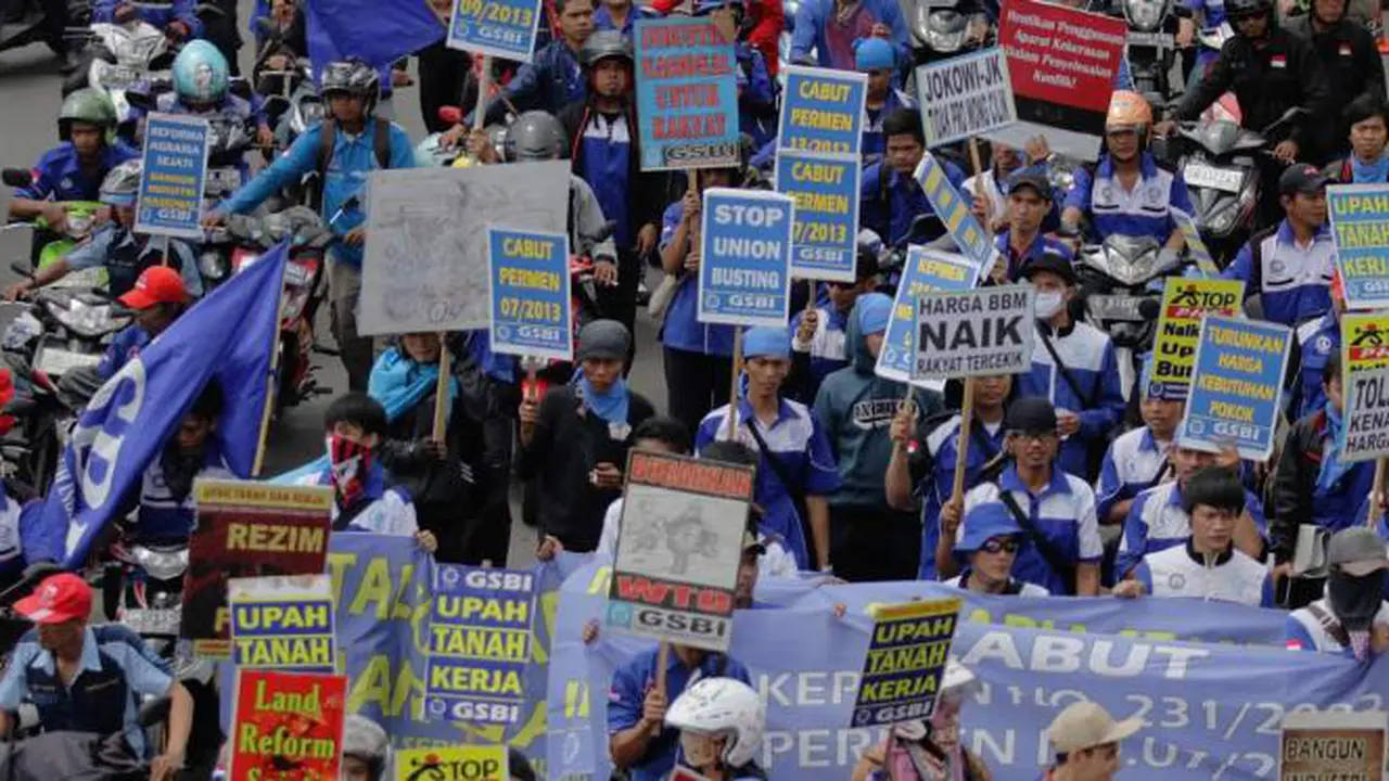 Buang Heels Kamu, Ini Style Tepat Untuk Ikut Barisan Demo Buruh