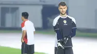 Kiper Timnas Indonesia, Maarten Paes saat sesi official training di Stadion Madya, Senayan, Jakarta, Senin (9/9/2024) jelang menghadapi Australia dalam laga kualifikasi Piala Dunia 2026 yang akan digelar Selasa (10/9/2024). (Bola.com/M Iqbal Ichsan)