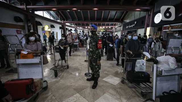 FOTO: H-1 Larangan Mudik, Bandara Soekarno Hatta Ramai Calon Penumpang