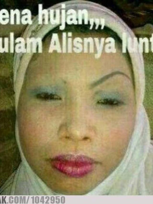 6 Hasil Dandan Bentuk Alis Ini Kelewat Unik, Bikin Heran