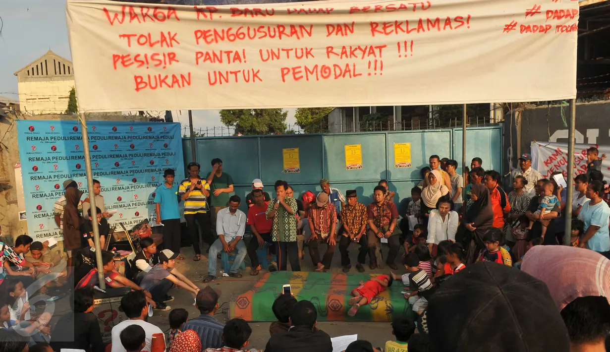 Warga beserta Aktivis HAM Ratna Sarumpaet saat melakukan pertemuan di kampung Dadap , Tangerang, Rabu (17/5). Kedatangan yang pertama ini sebagai upaya meninjau lokasi rencana penertiban kampung Dadap. (Liputan6.com/Gempur M Surya)