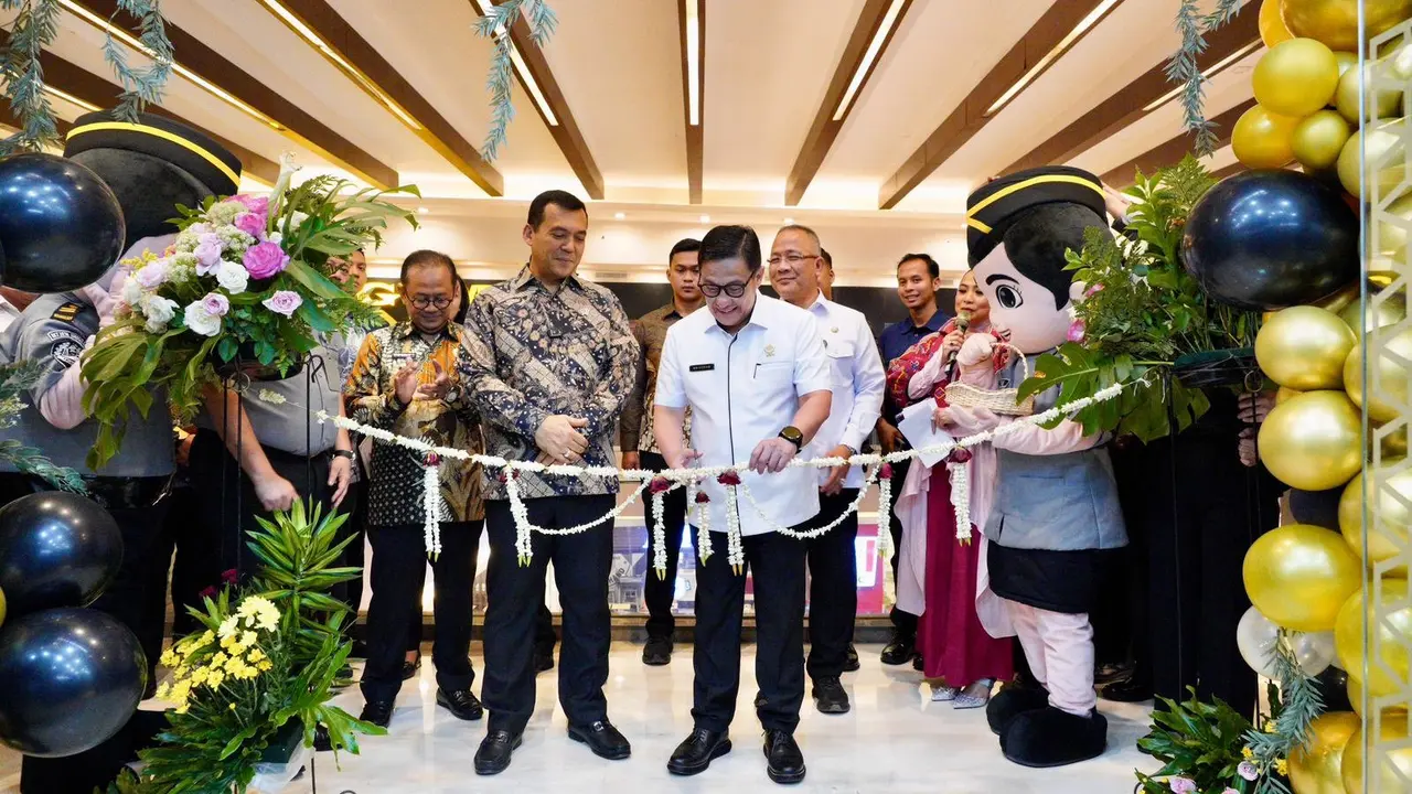 Plt. Dirjen Imigrasi, Saffar M Godam meresmikan Immigration Lounge di Grand Metropolitan Mall Bekasi pada Kamis (19/12/2024).