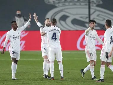Para pemain Real Madrid merayakan kemenangan atas Granada pada laga Liga Spanyol di Stadion Alfredo Di Stefano, Kamis (24/12/2020). Real Madrid menang dengan skor 2-0. (AP/Bernat Armangue)