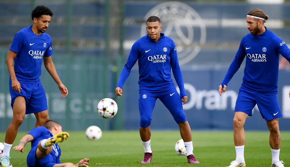 (dari kiri) Paris Saint-Germain (PSG) Marquinhos, Marco Verratti , Kylian Mbappe dan Sergio Ramos ambil bagian dalam sesi latihan menjelang laga matchday 1 Grup H Liga Champions kontra Juventus di Saint-Germain-en-Laye di luar Paris, Senin (5/9/2022). Juventus maupun PSG mempunyai pemain yang mengesankan di skuadnya dan ingin memenangkan pertandingan UEFA Champions League ini. (Photo by FRANCK FIFE / AFP)