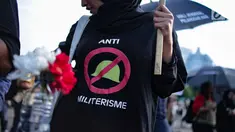 Aktivis Jaringan Solidaritas Korban untuk Keadilan (JSKK) menggelar Aksi Kamisan ke-576 di depan Istana Merdeka, Jakarta, Kamis (28/2). Dalam aksinya mereka menolak kembalinya militer untuk menduduki jabatan sipil. (Liputan6.com/Faizal Fanani)