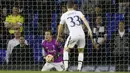 Kartu merah yang diterima kiper Tottenham saat menghadapi menghadapi Asteras Tripolis, membuat Harry Kane berubah posisi menjadi kiper. Tugas pertamanya, menerima tembakan bebas lawan. (AP/Kirsty Wigglesworth)